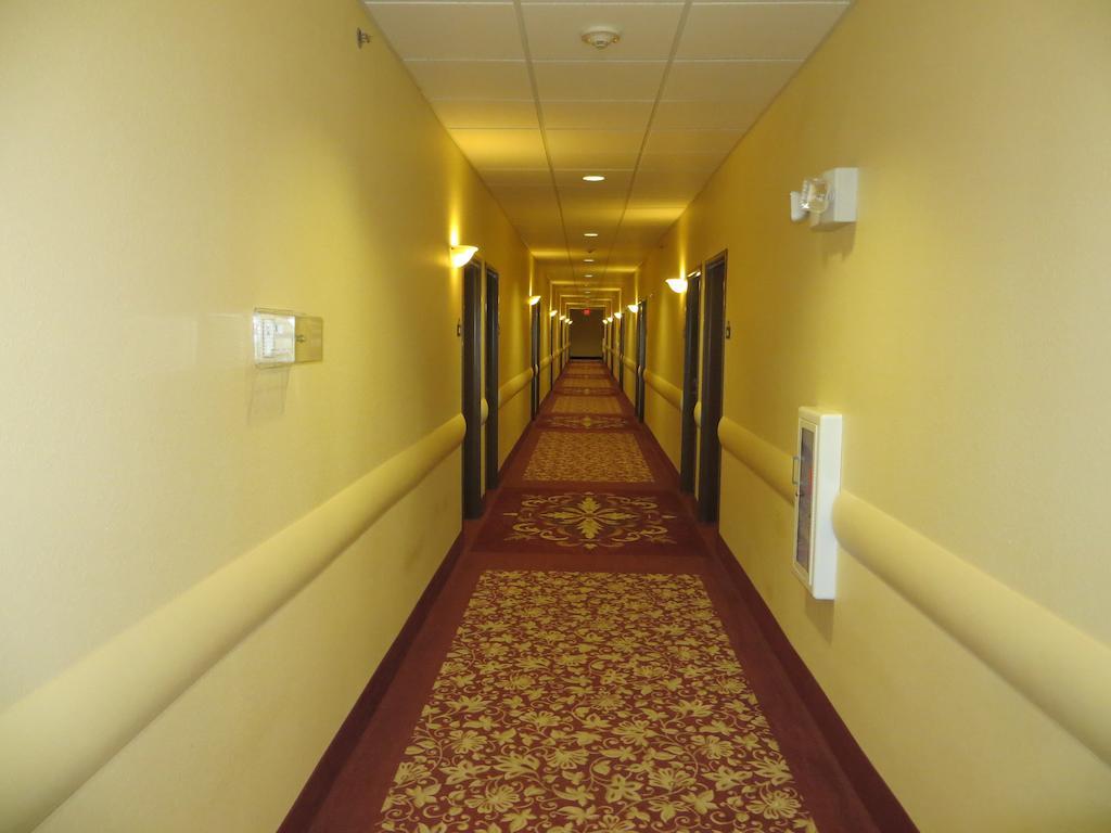 Days Inn By Wyndham Ellis Экстерьер фото